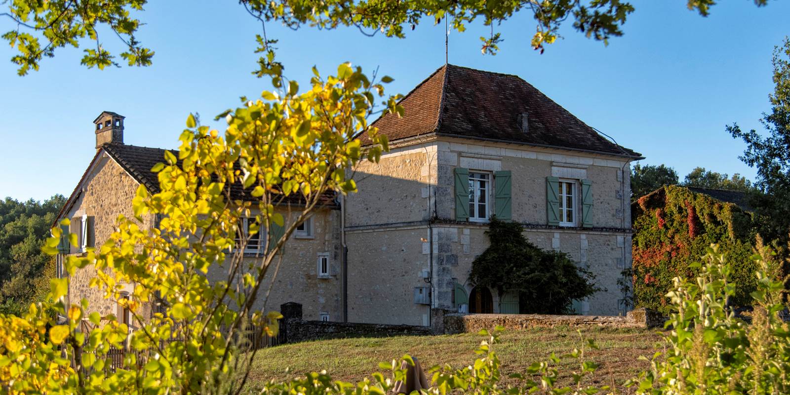 Grande Maison depuis le chemin (c) M Dartenset
