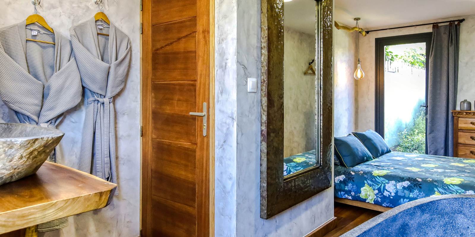 L'Orée du Maïdo - vue chambre plan large avec accès jardin