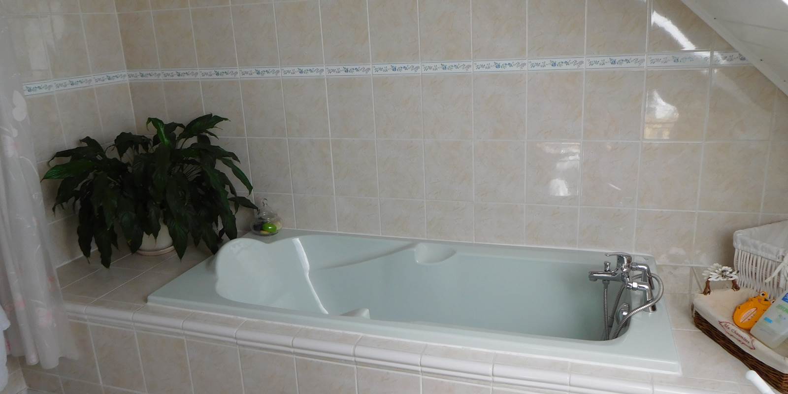 Jolie salle de bain avec une belle lumière naturelle