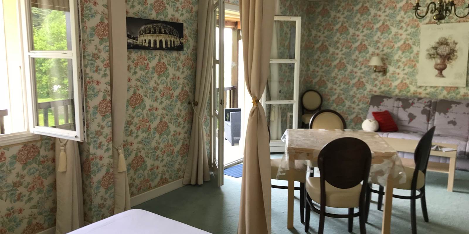 Gîte 33 cuisine séjour chambre avec balcon filant dans la Gentilhommière