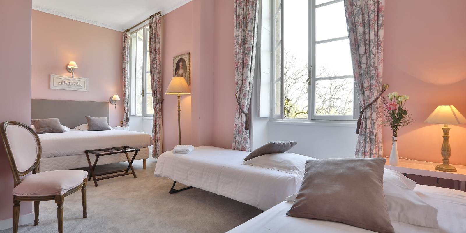 Chambre Rose château de 2 à 4 couchages avec vue sur le parc