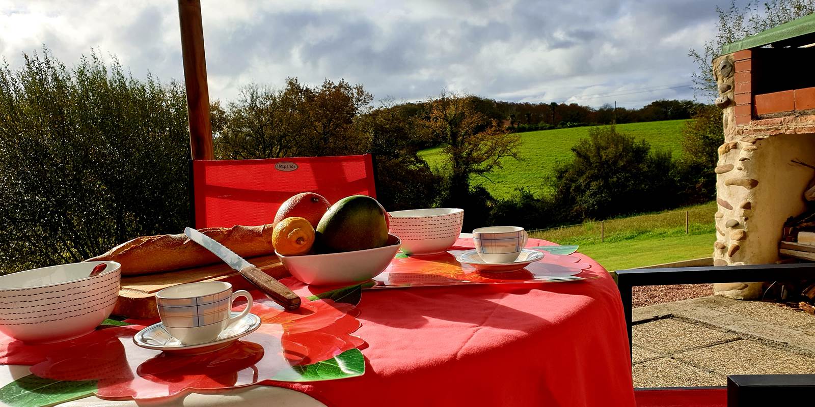 Terrasse sud_table petit_dej avec vue