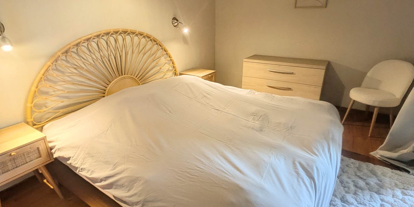 alt="Chambre confortable avec lit king size dans le grand gîte familial en Ardenne belge"