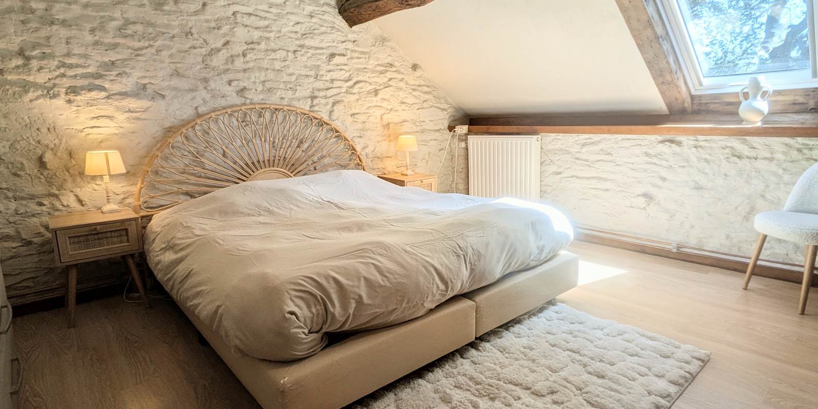 alt="Chambre spacieuse avec lit king size dans le gîte familial avec piscine en Belgique"