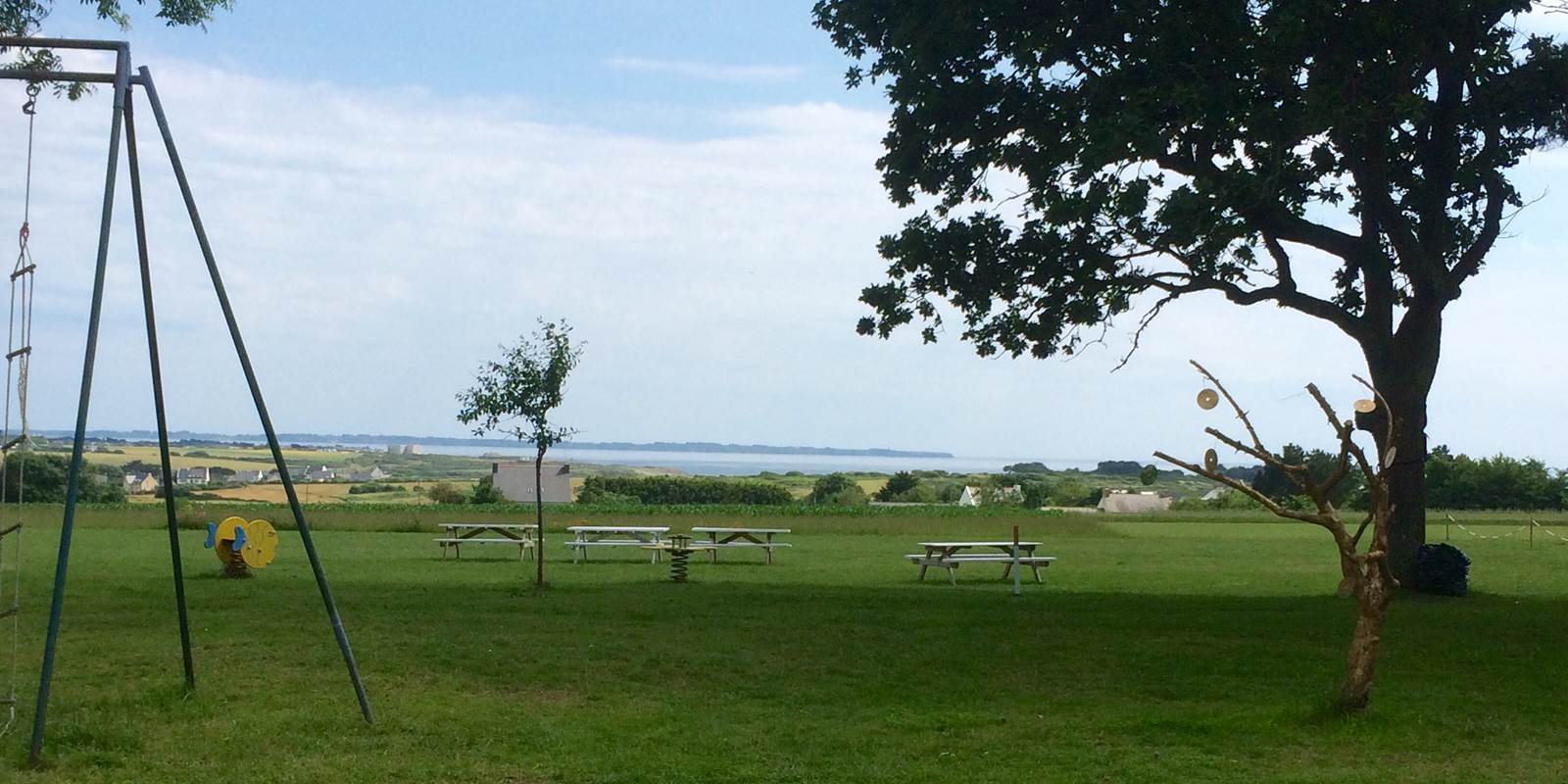 vaste parc de jeux avec vue mer