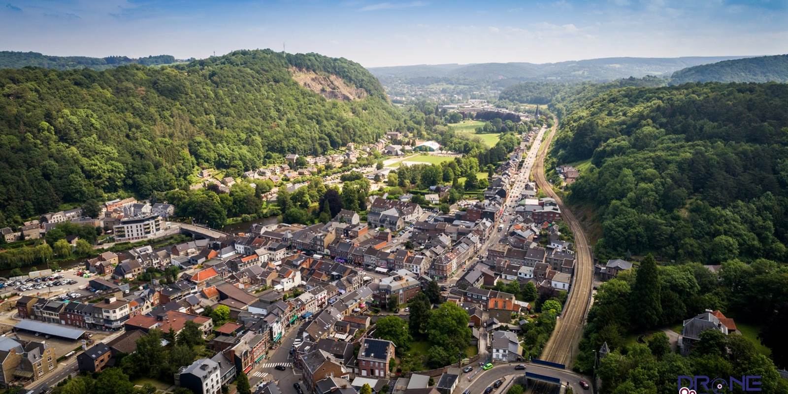 En quittant l'autoroute à AYWAILLE vous découvrez une commune superbe enfuie dans la verdure notamment la Haie des Gattes, classée