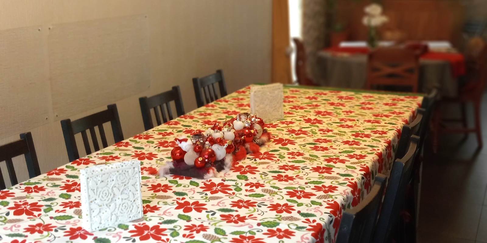 La grande table sera garnie d'une nappe décorative pour l'occasion