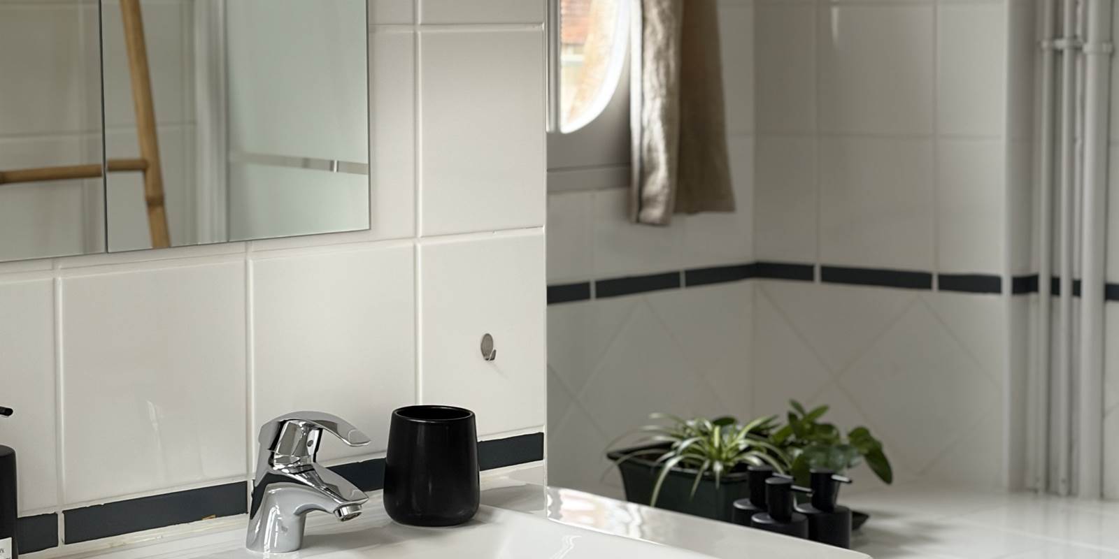 maison-jazey-salle-de-bain-carrelage-blanc