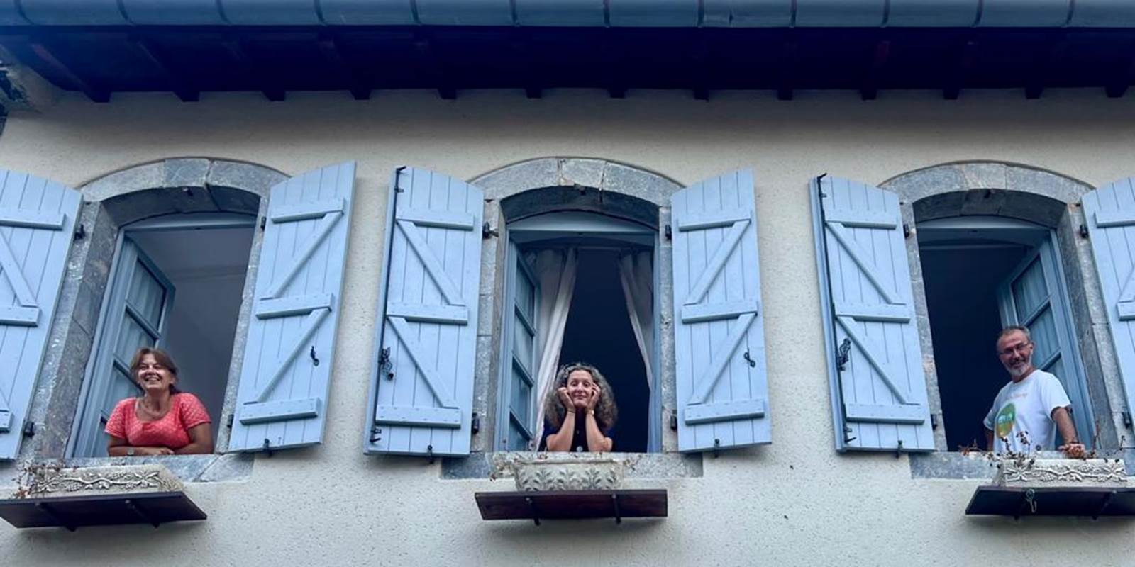 D'heureux clients à la fenêtre de leur chambre