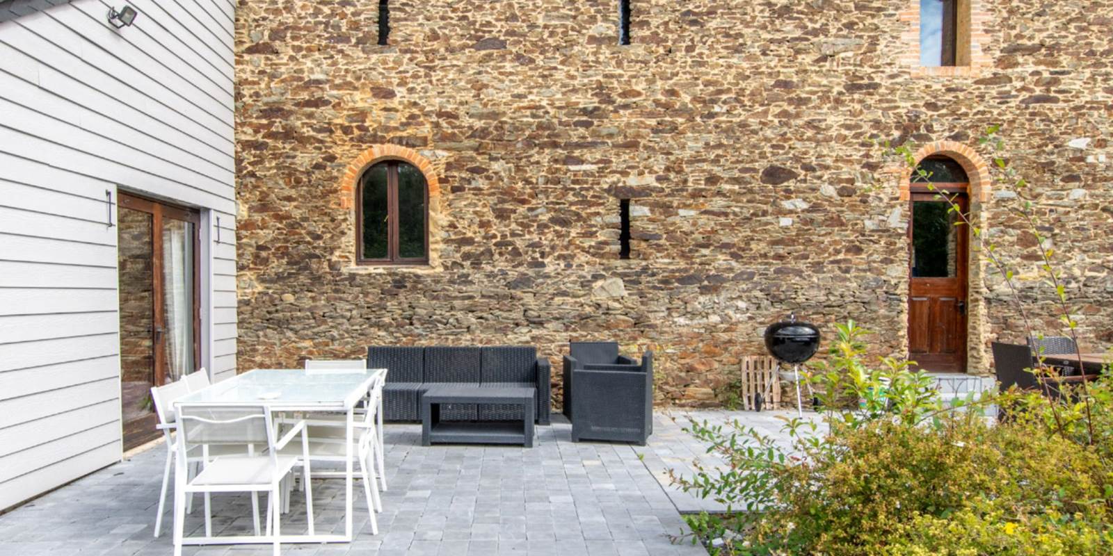 D'Arcy : salon et table extérieur