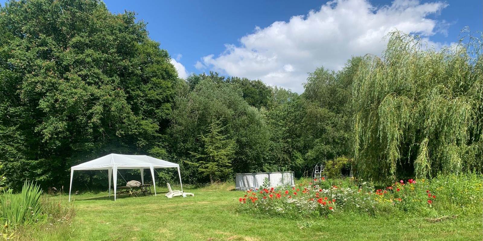 Extensive gardens for guests use