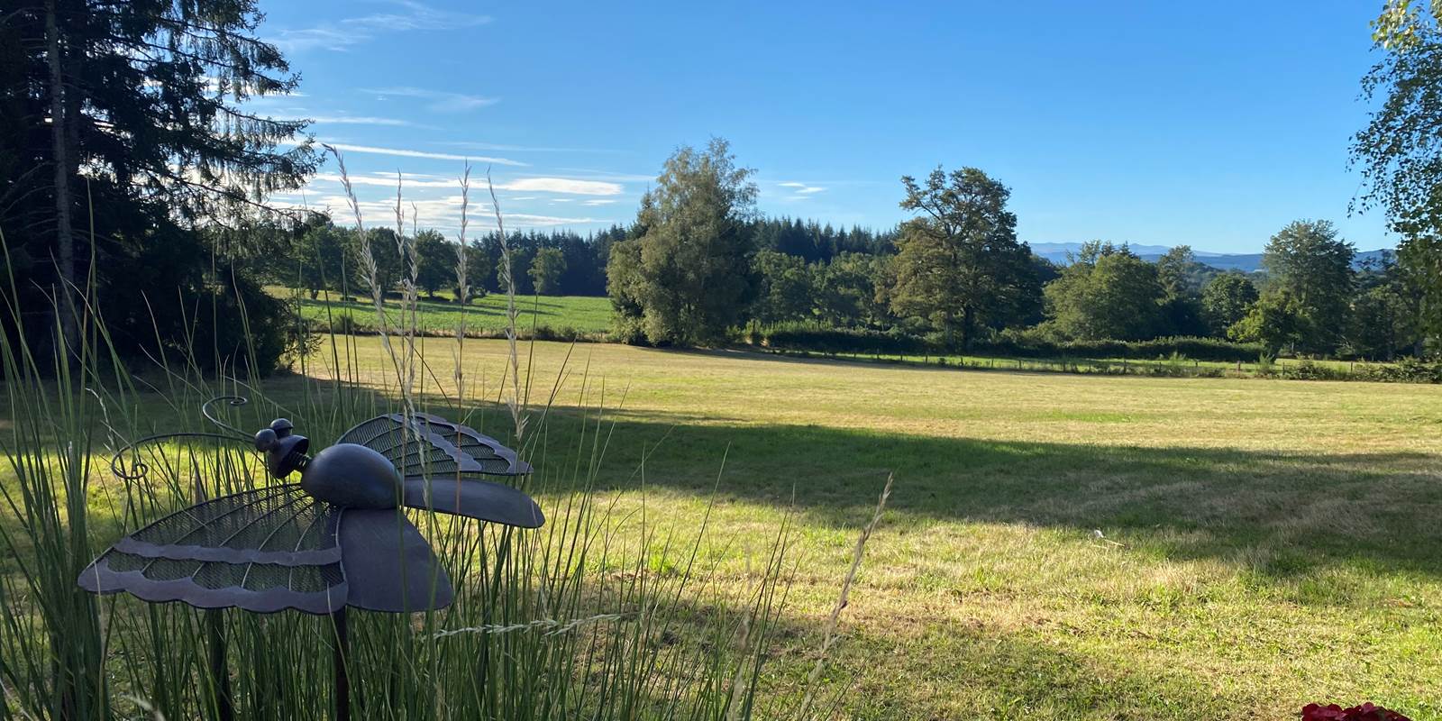 chambreshotes-vue-les-monts-du-cantal