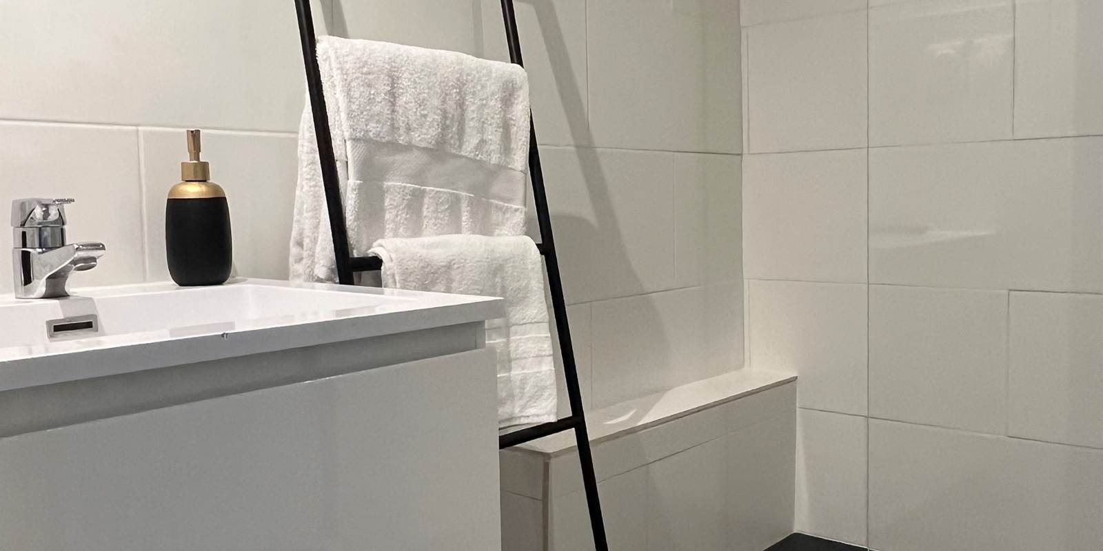 salle de douche de la chambre: les Hortentias