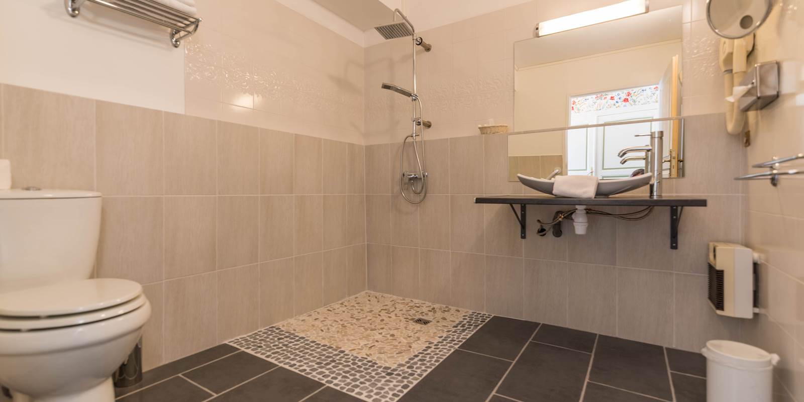 Chambre quadruple Gentilhommière Coquelicot  Junior suite 26 -Salle de douche - PMR