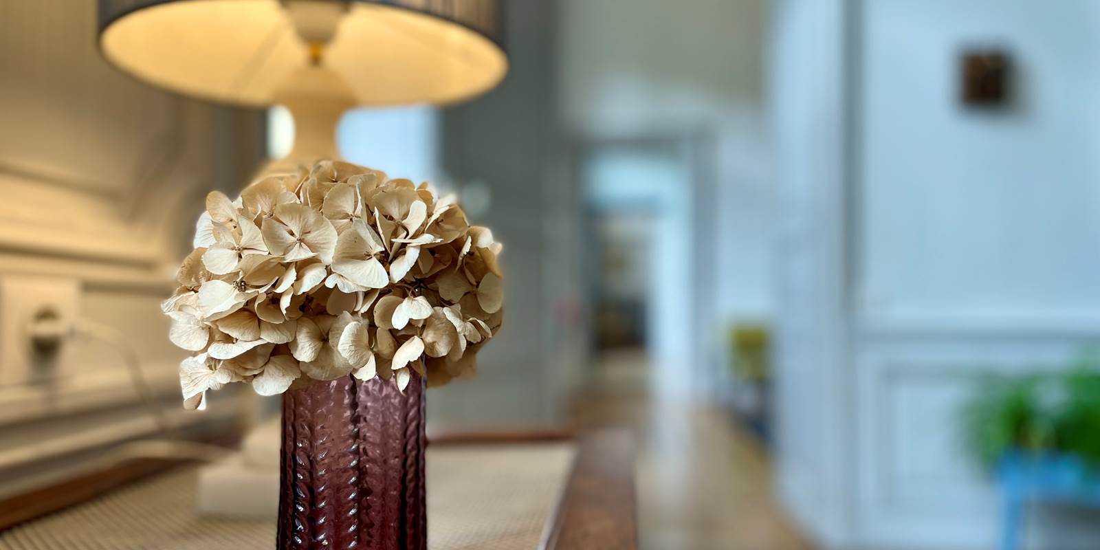 bouquet-detail-lamp-table-couloir_traversant_maison-jazey