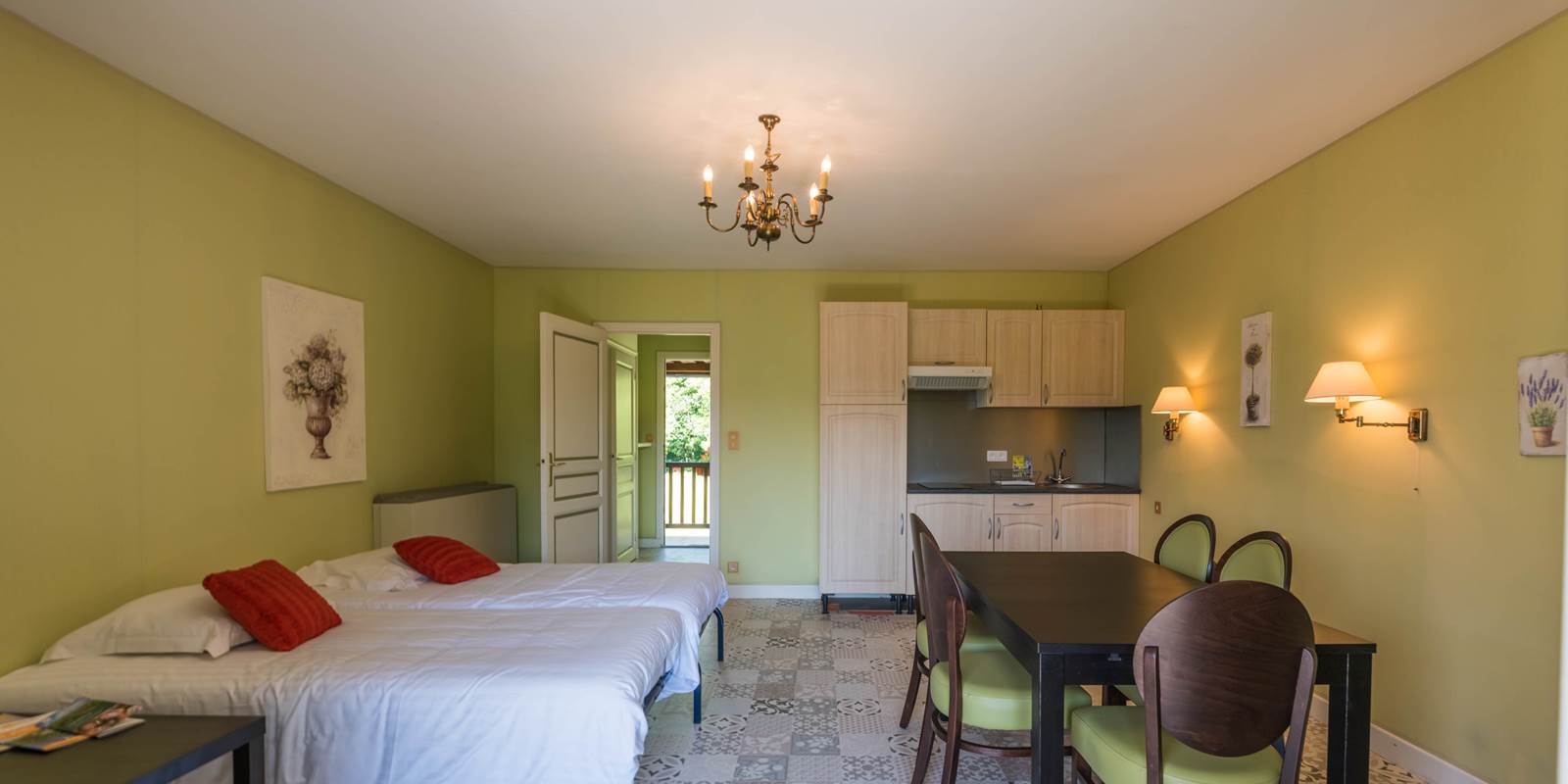 Junior suite et gîte de charme 35/36 avec 2 couchages lit 90 dans salon séjour