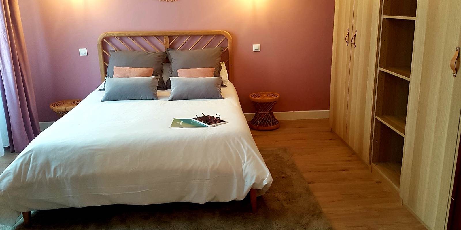 Une chambre spacieuse pourvue d'une grande armoire dressing