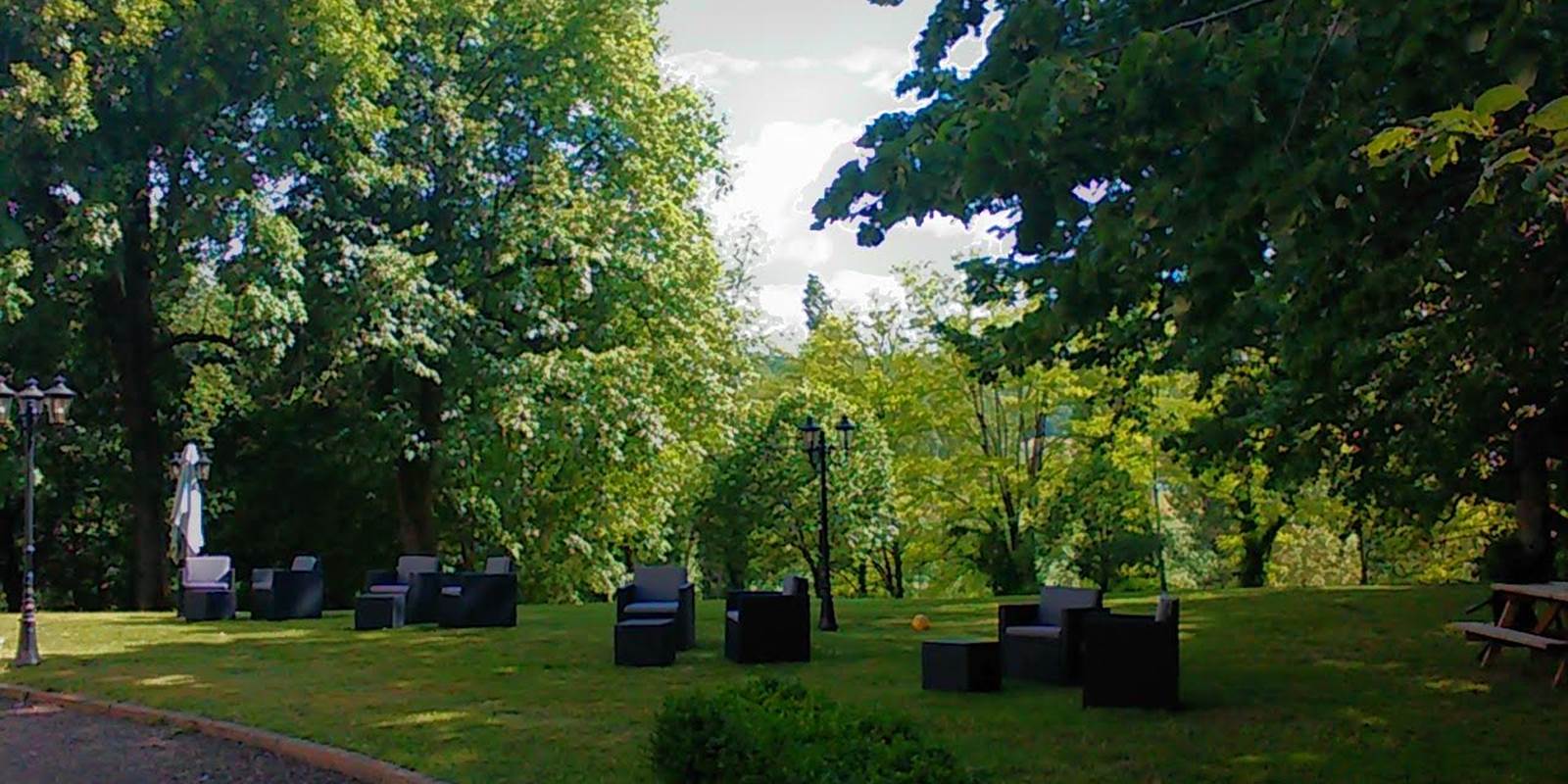 Détente dans le parc devant le Château