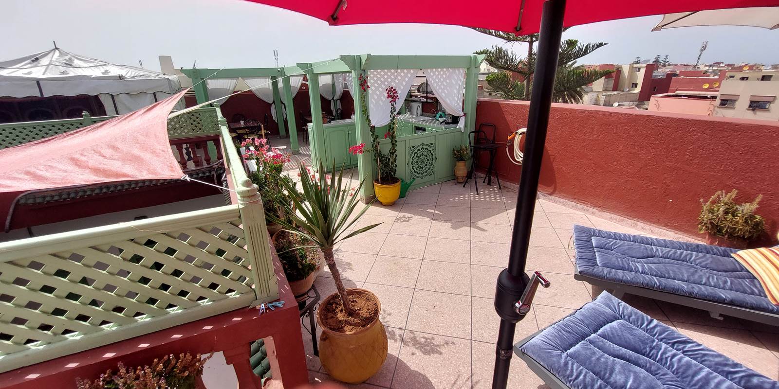 Terrasse_cuisine été depuis parasol