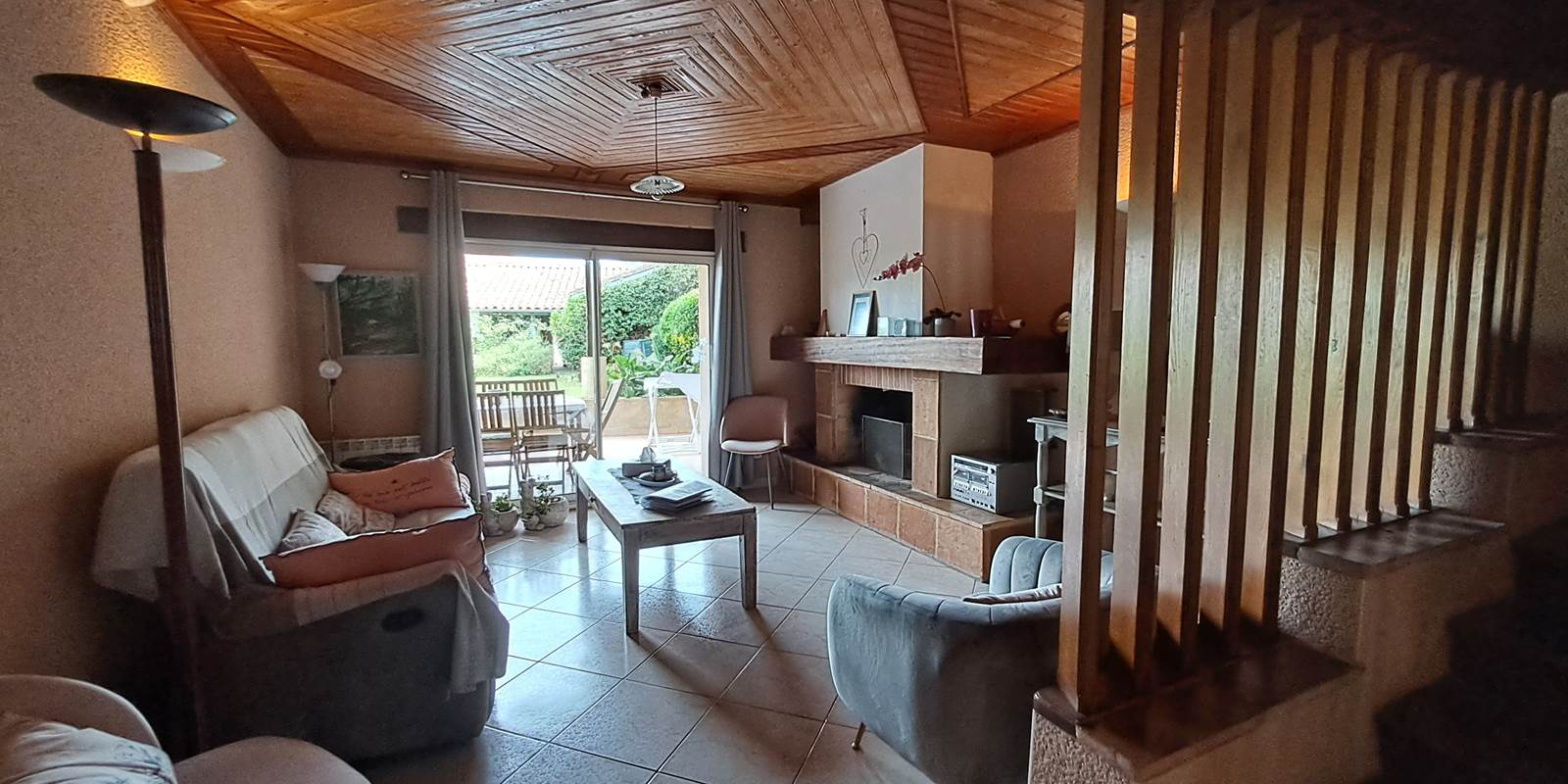 Gite de la Sauvetat, salon avec cheminée