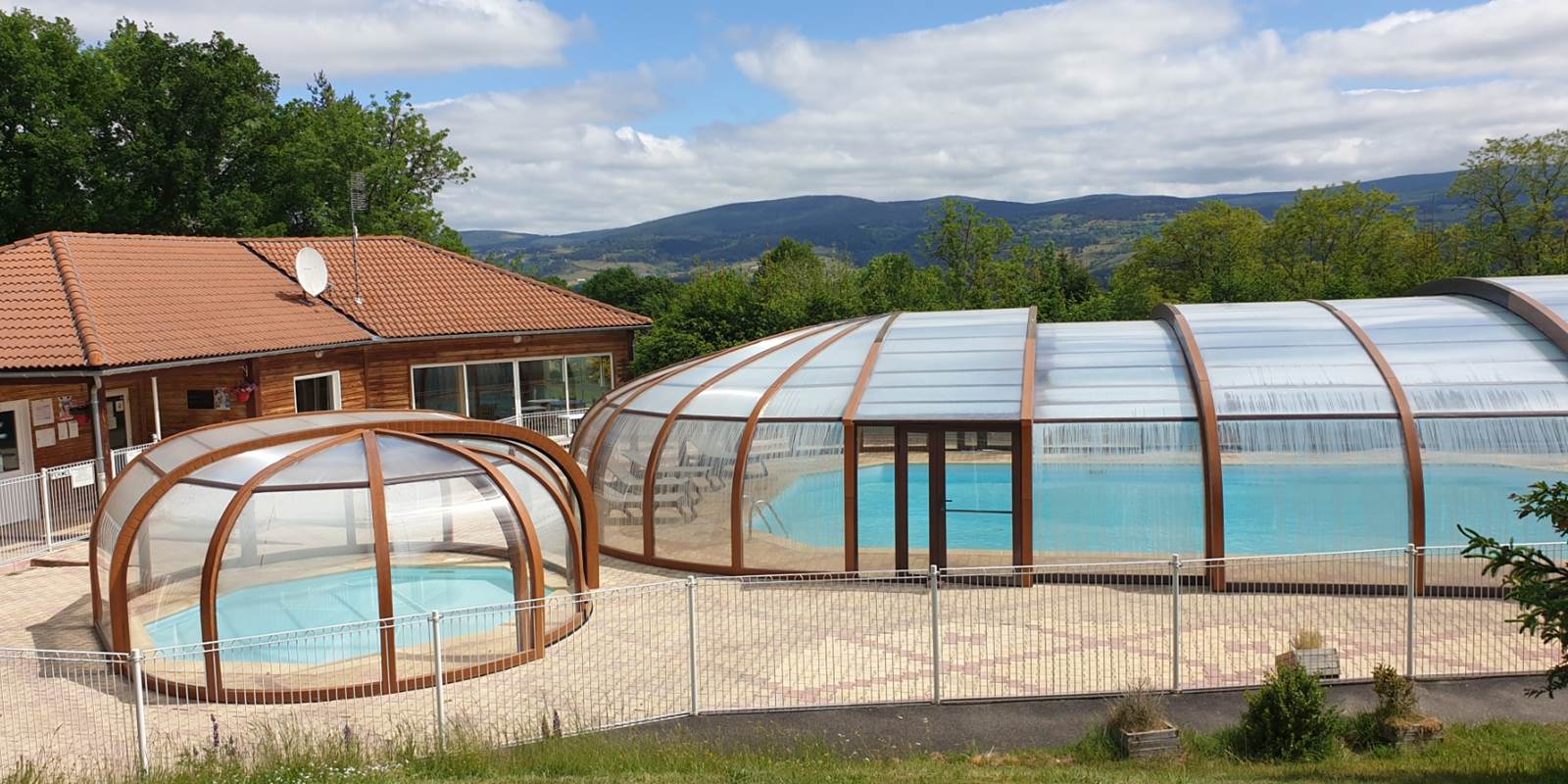 Les abris de piscine ont retrouvé tout leur éclat (photo mai 2022)