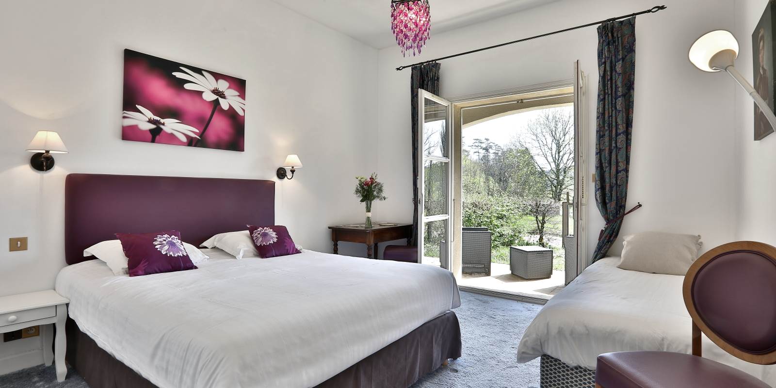 Chambre Gentilhommière 22 en rez de jardin 2 à 3 personnes côté piscine