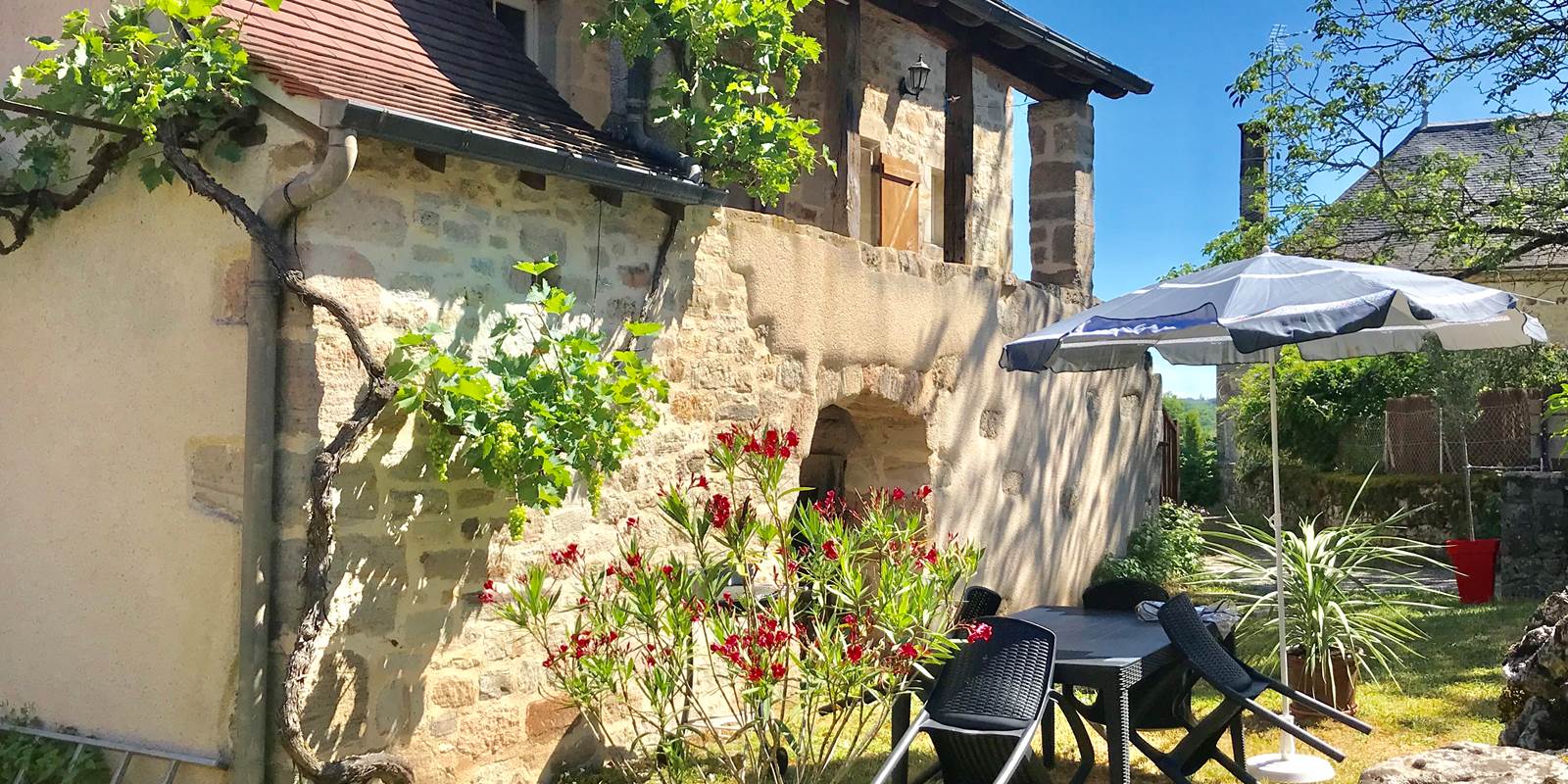 Espace extérieur avec salon de jardin et barbecue