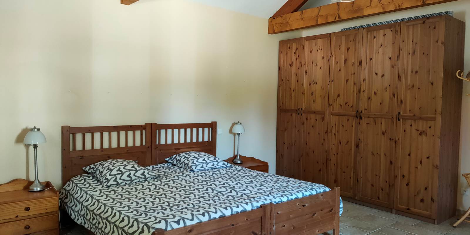 Chambre 1 et ses rangements