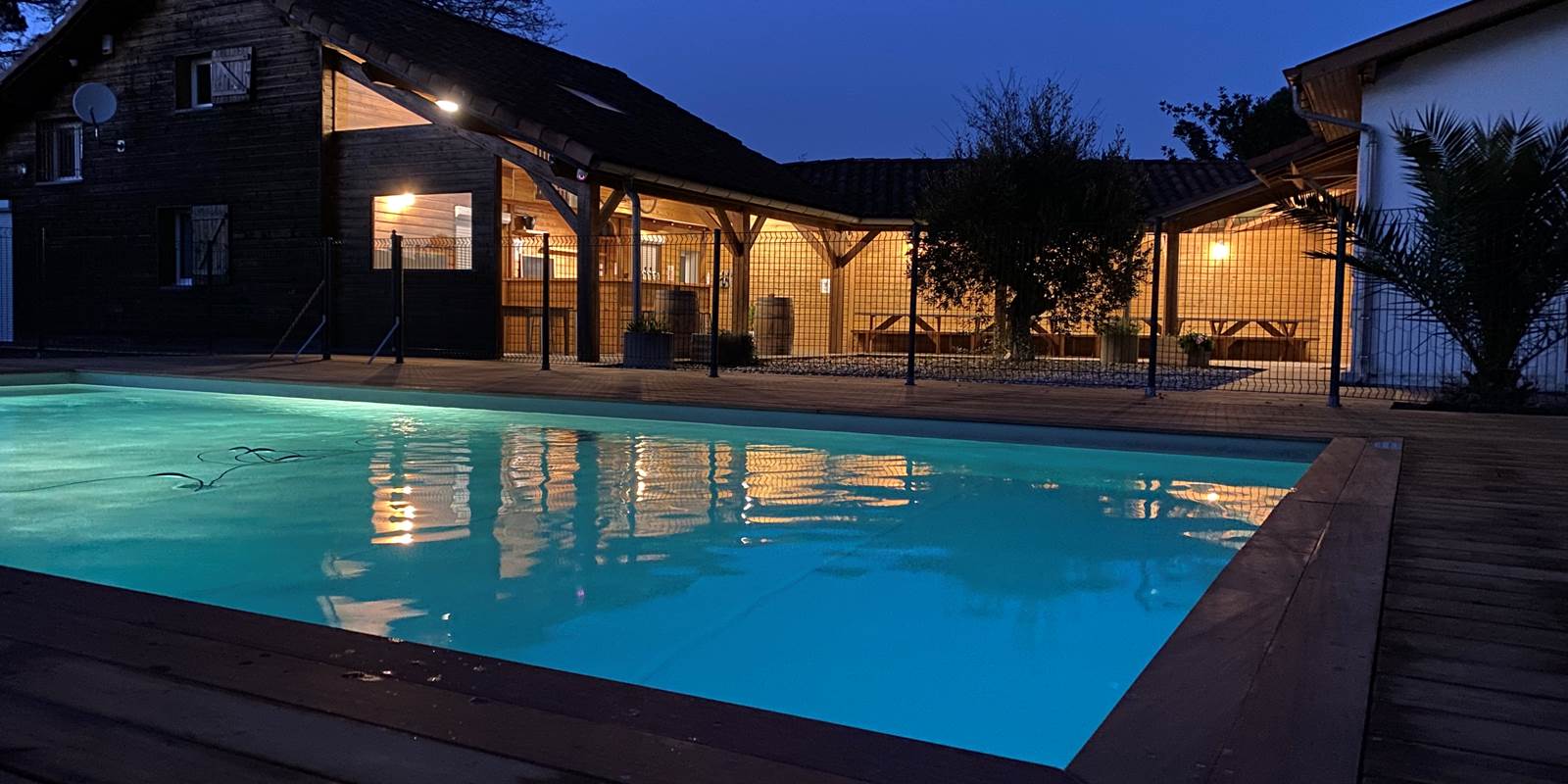 vue de nuit depuis la piscine