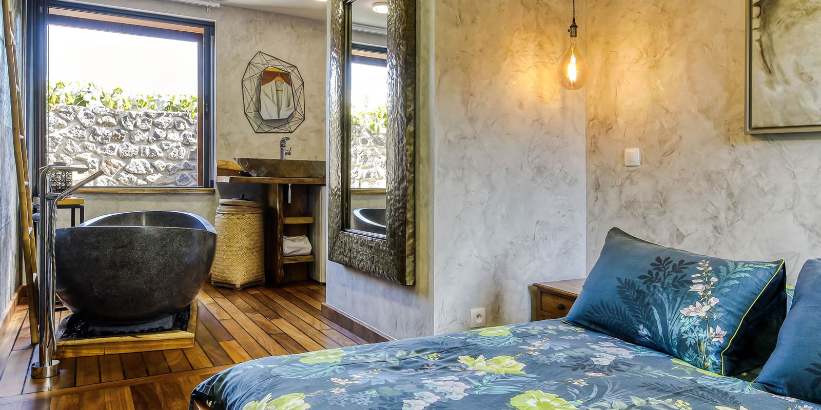 L'Orée du Maïdo - vue chambre et salle de bain