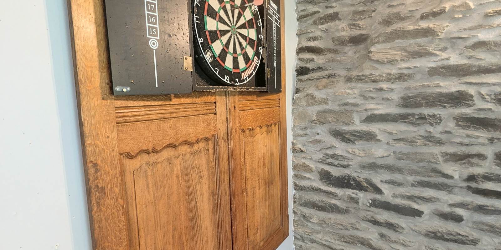 alt="Salle de jeux du gîte familial avec billard, kicker, air hockey, fléchettes et jeux de société pour petits et grands"