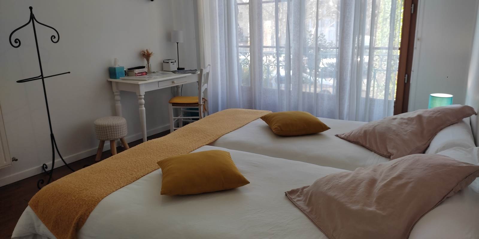 Chambre Aspe gaie et épurée