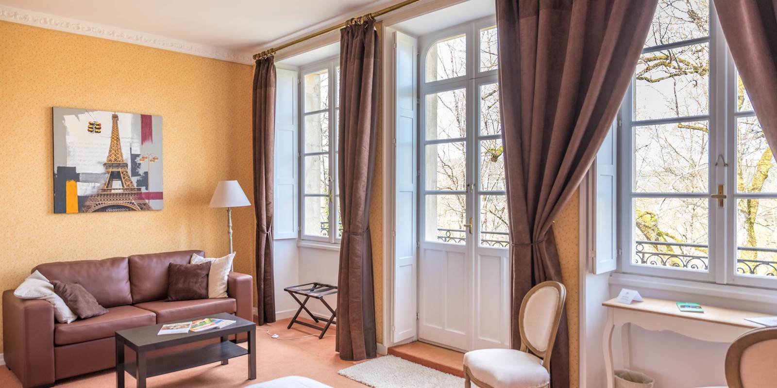 Chambre Jonquille château avec canapé salon