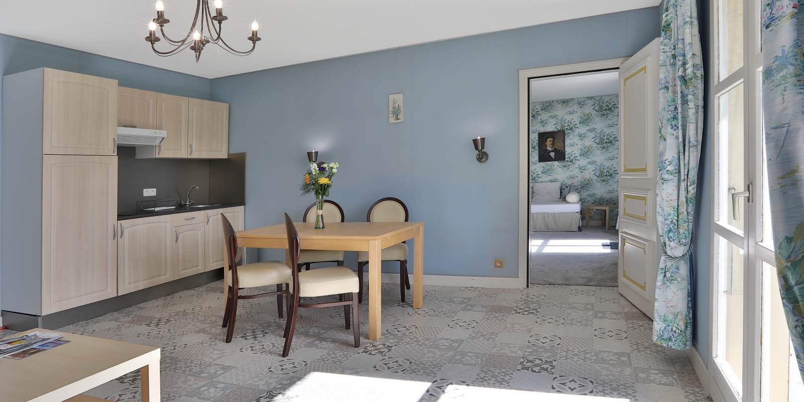 Gîte Junior Suite Gentilhommière 24 - 25 cuisine séjour et canapé-lit 2 couchages - balcon vue parc