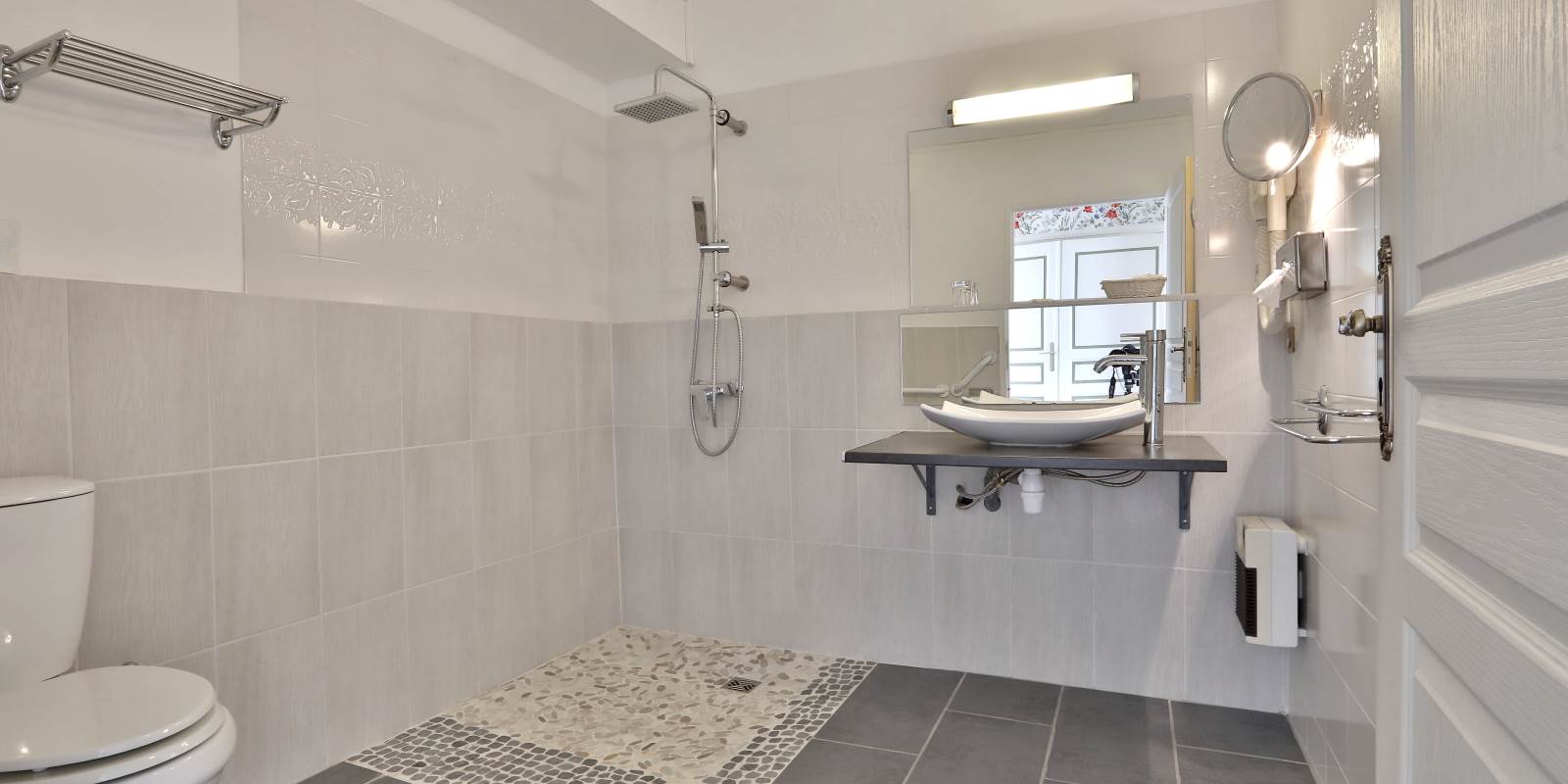 Gîte Junior Suite Gentilhommière chambre 25 PMR avec salle de douches PMR en RdC