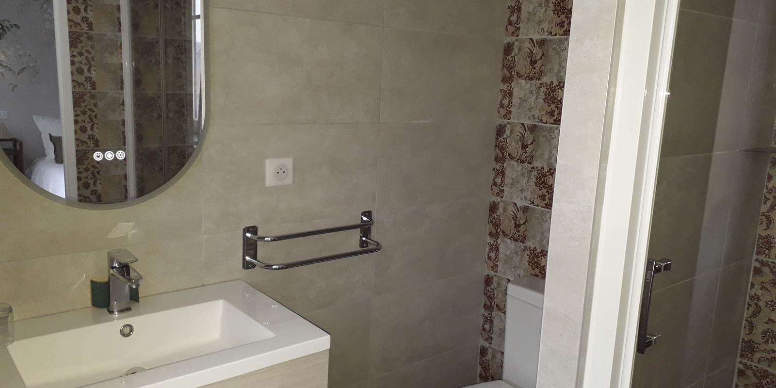 Cabinet de toilette de la suite aux glycines