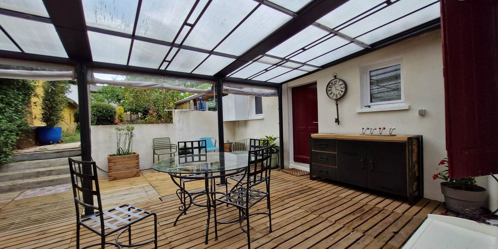 terrasse espace repas, vue sur porte donnant sur chambre d'appoint