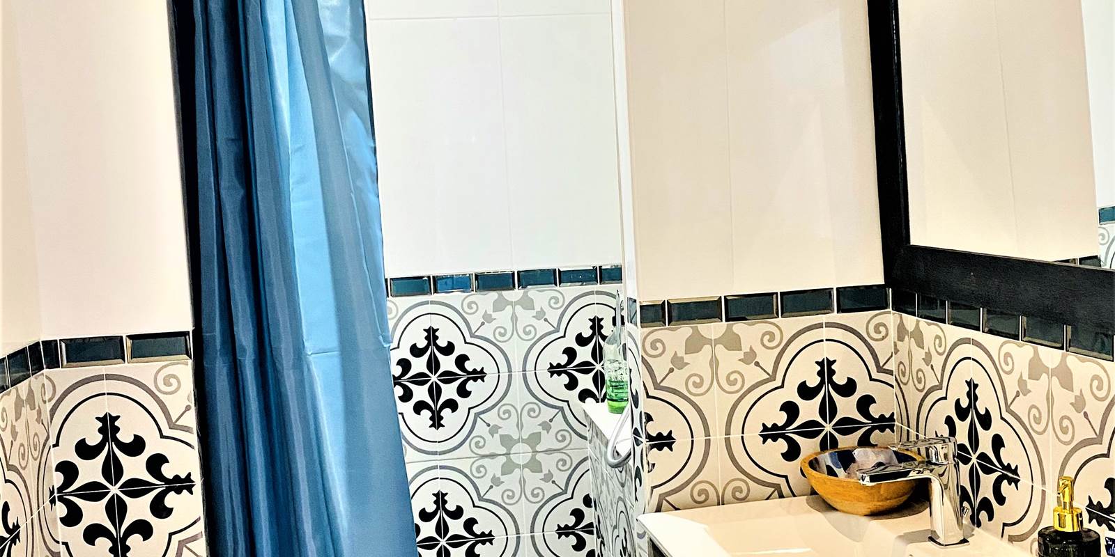 Salle-de-bains carreaux provençaux