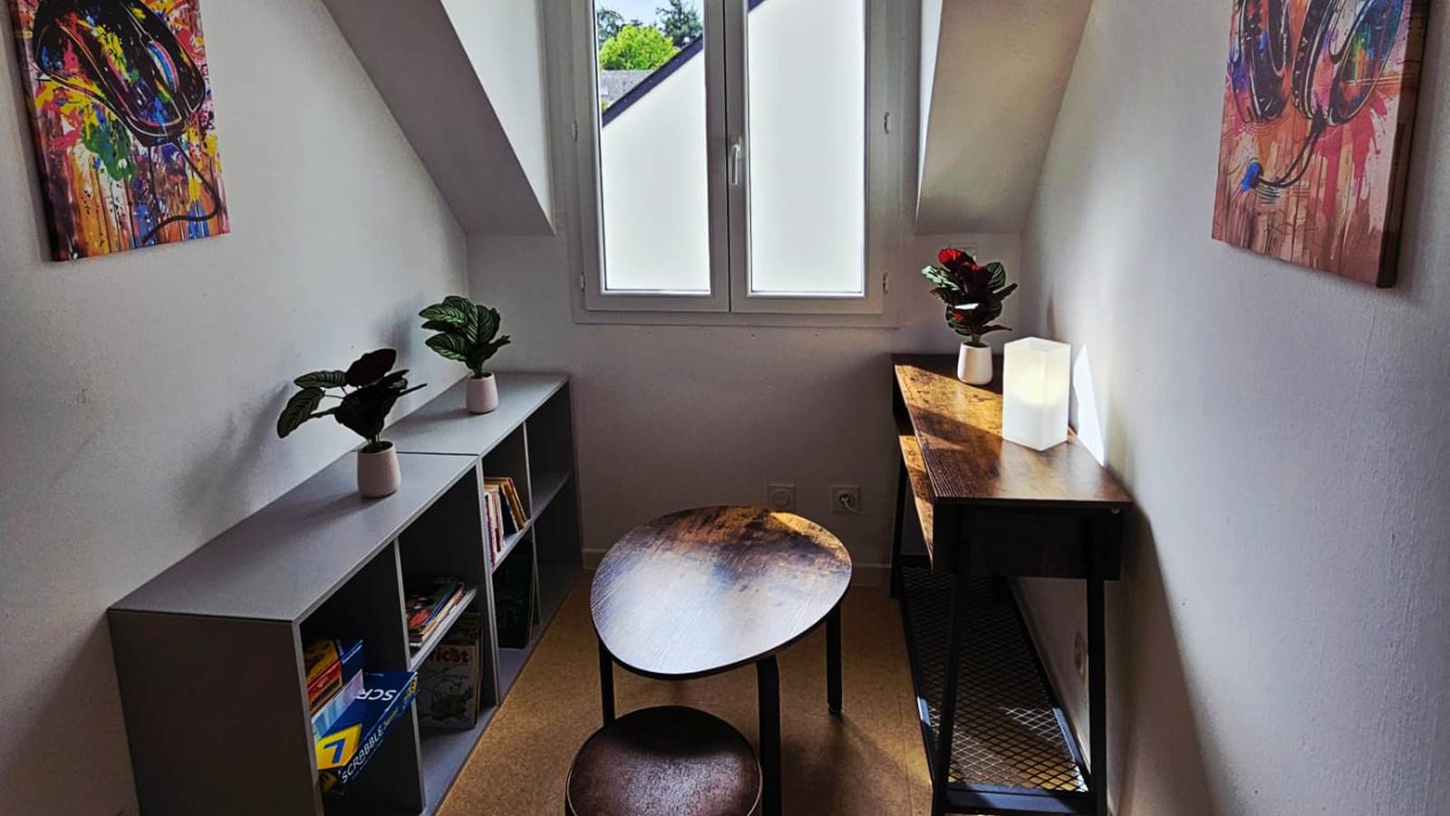 Le coin jeux-bibliothèque à l'étage