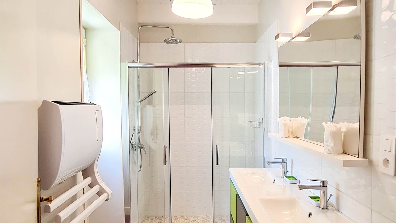 salle d'eau de la chambre rose