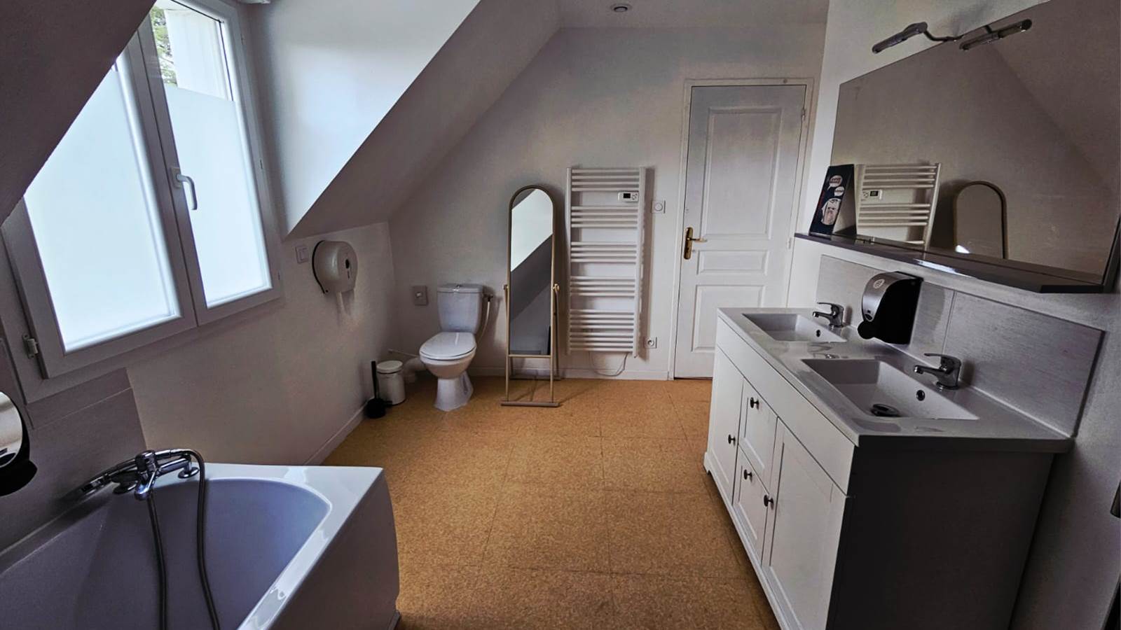 La salle de bain à l'étage