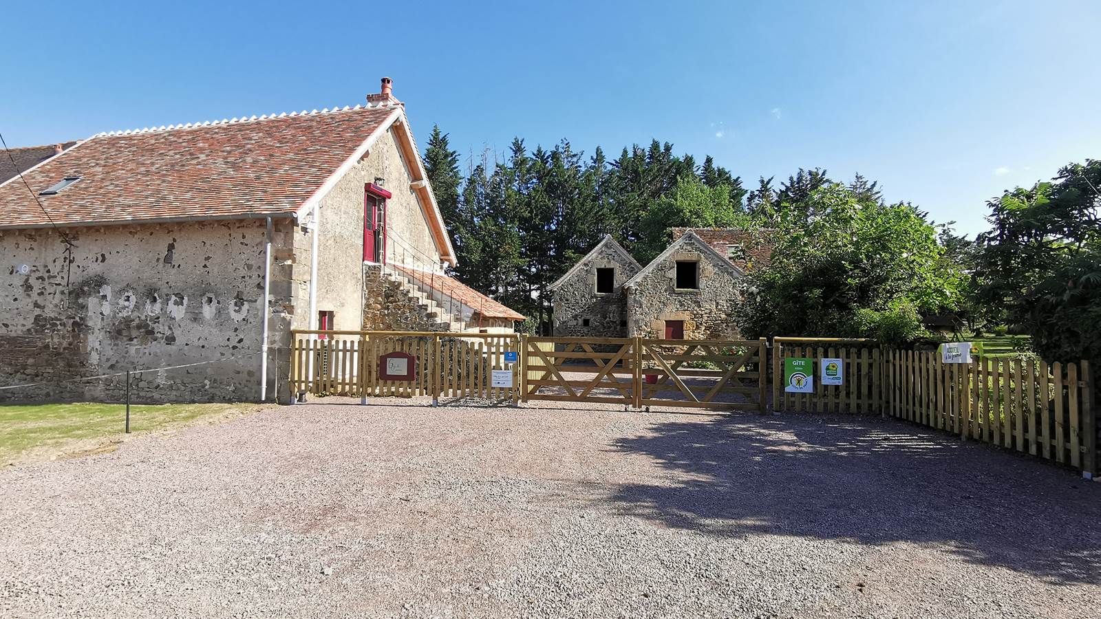 Entrée et parking - Gîte de l'Espinasse