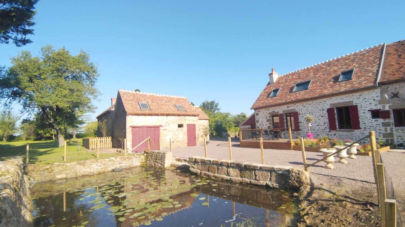 Bassin et terrasse extérieurs - Gîte de l'Espinasse