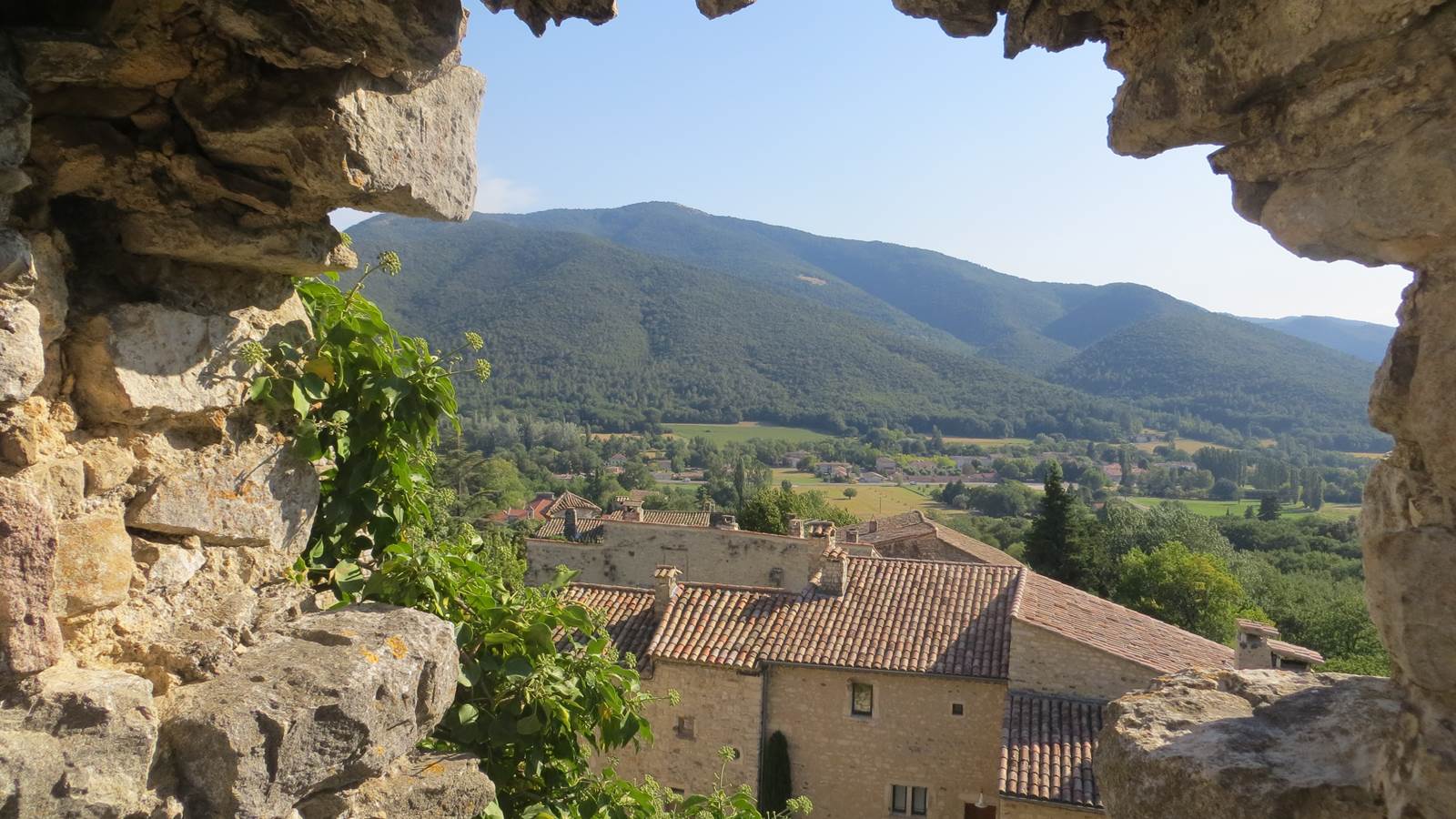 Vue à travers un mur du château