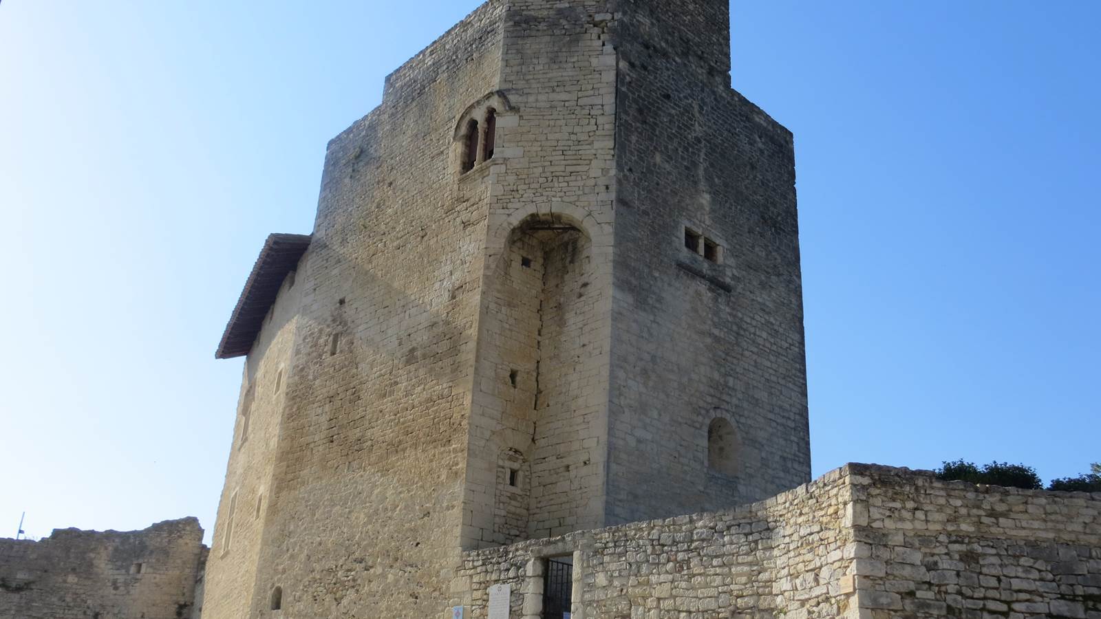 Le château, créé au XIIème par les chevaliers de l'ordre de St Jean de Jérusalem