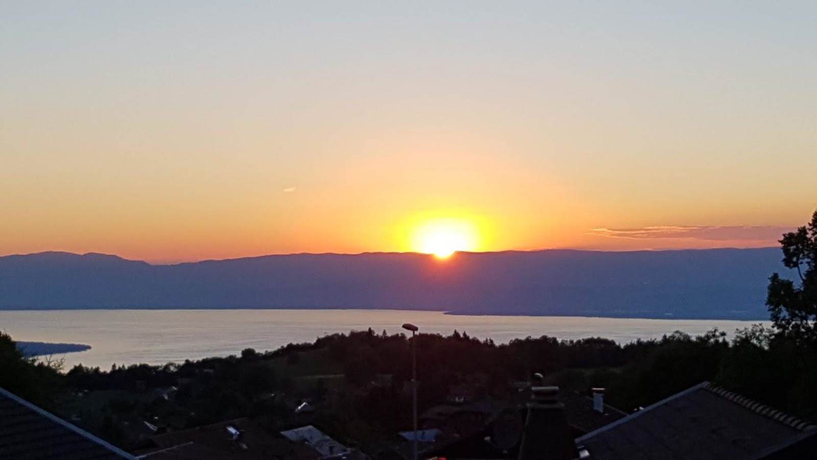 TRÈS BEAU COUCHER DE SOLEIL VU DU BALCON