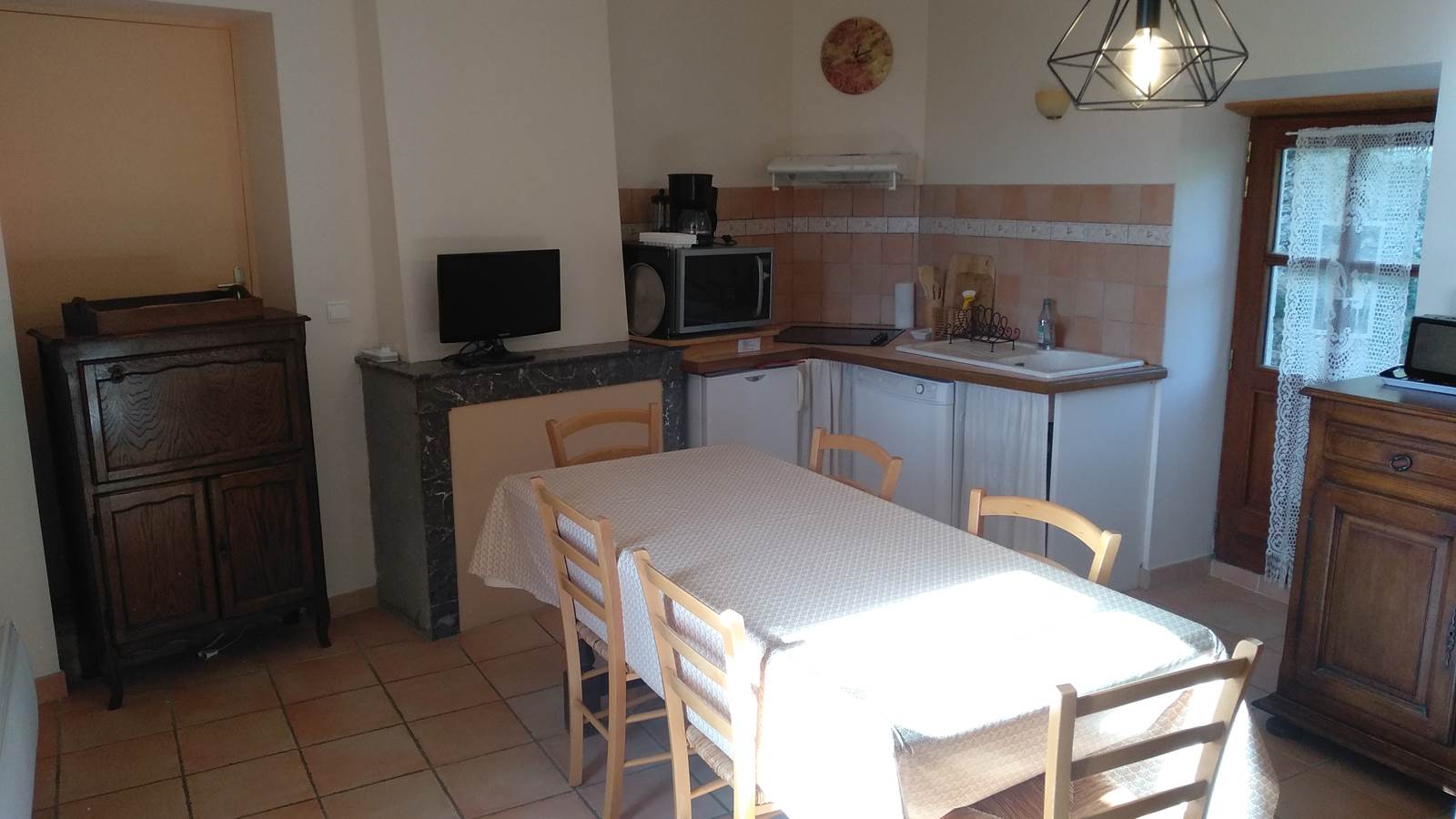 Le séjour avec le coin cuisine, Porte coté Nord à droite