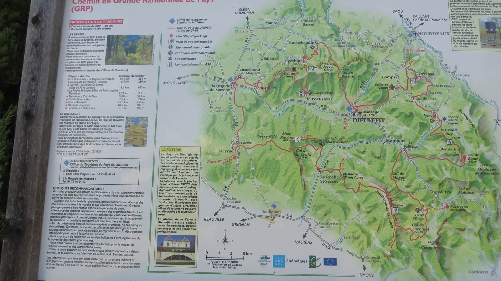 un plan avec les Chemins de Grande Randonnée , à coté de la maison