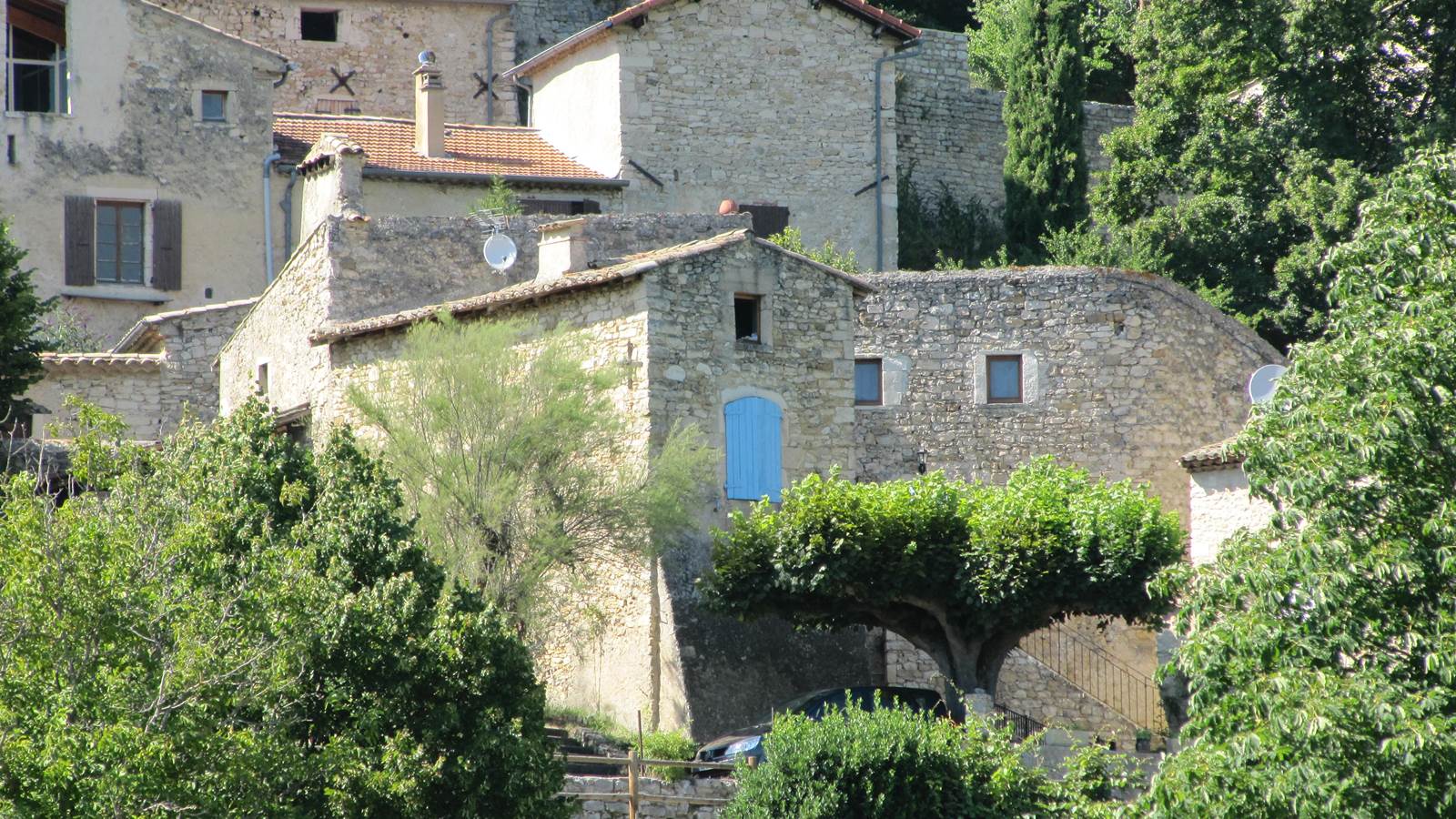 Le Mas des Restanques au 1er plan, dans le village