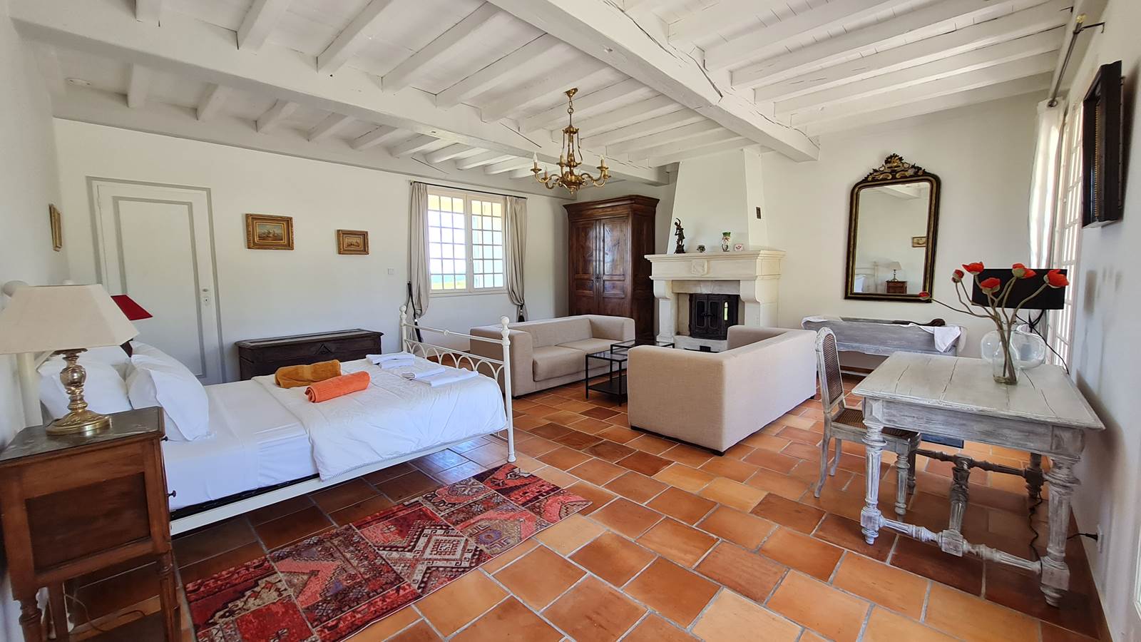 chambre blanche avec lit en 160